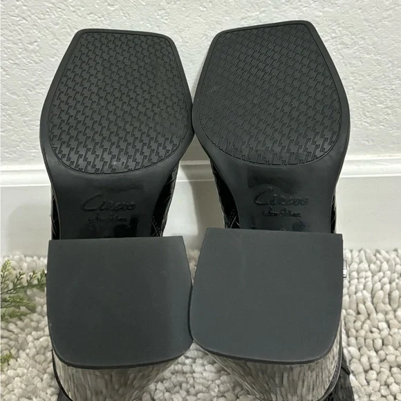 Circus by Sam Edelman Black Ankle Boots with Chunky Sole - Picture 6 of 6